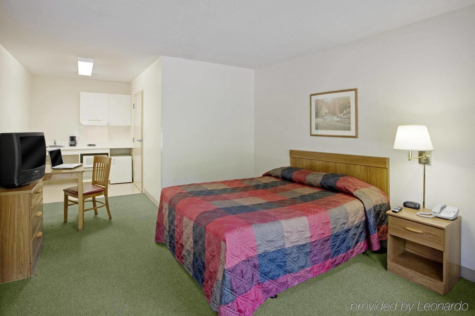 Hometowne Studios By Red Roof Lake Charles - Sulphur Room photo